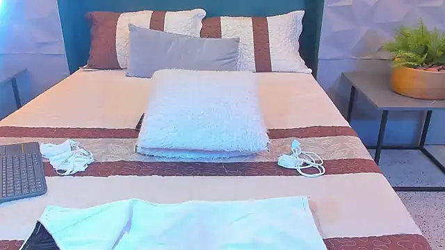 LaurenJhonsonn online show from 12.14.24