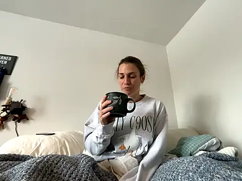 Snapshot of MissSwitch chatting on 12.04.24 MissSwitch online show from 12.04.24