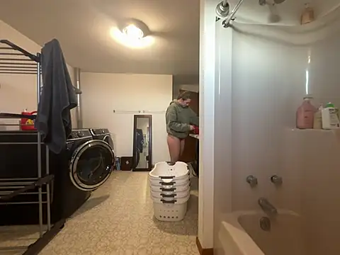 Snapshot of MissSwitch chatting on 12.18.24 MissSwitch online show from 12.18.24