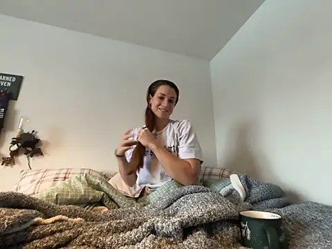 Snapshot of MissSwitch chatting on 12.19.24 MissSwitch online show from 12.19.24