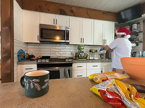 Snapshot of MissSwitch chatting on 12.19.24 MissSwitch online show from 12.19.24