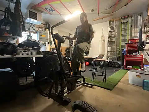 Snapshot of MissSwitch chatting on 01.06.25 MissSwitch online show from 01.06.25