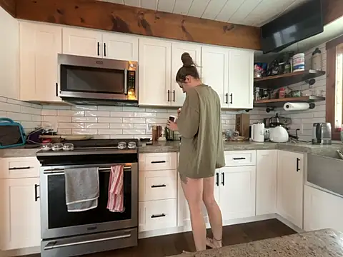 Snapshot of MissSwitch chatting on 01.17.25 MissSwitch online show from 01.17.25