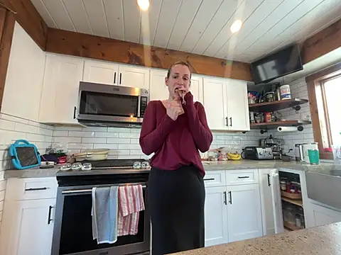 Snapshot of MissSwitch chatting on 01.21.25 MissSwitch online show from 01.21.25