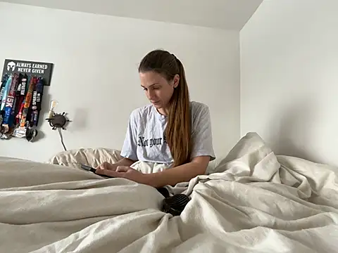 Snapshot of MissSwitch chatting on 02.04.25 MissSwitch online show from 02.04.25