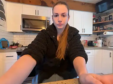 Snapshot of MissSwitch chatting on 02.13.25 MissSwitch online show from 02.13.25