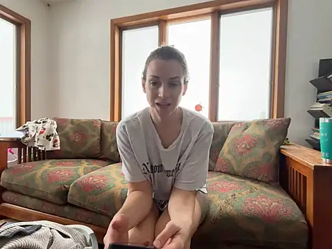 Snapshot of MissSwitch chatting on 02.17.25 MissSwitch online show from 02.17.25