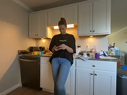 Snapshot of MissSwitch chatting on 03.19.25 MissSwitch online show from 03.19.25