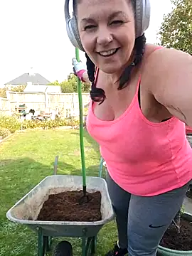 Snapshot of 420Curvybabe chatting on 10.07.25 420Curvybabe online show from 10.07.25