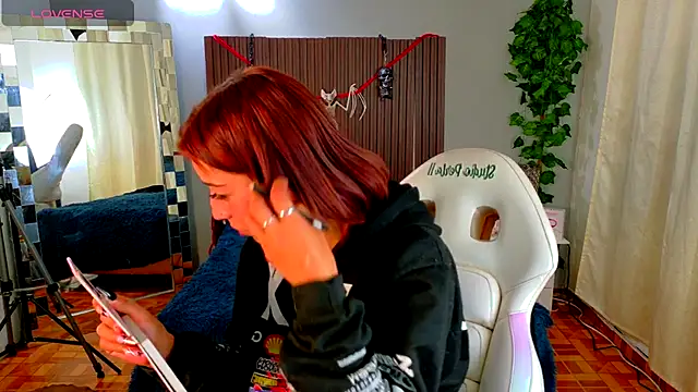 Snapshot of Scarllett_BDSM chatting on 10.27.25 Scarllett BDSM online show from 10.27.25