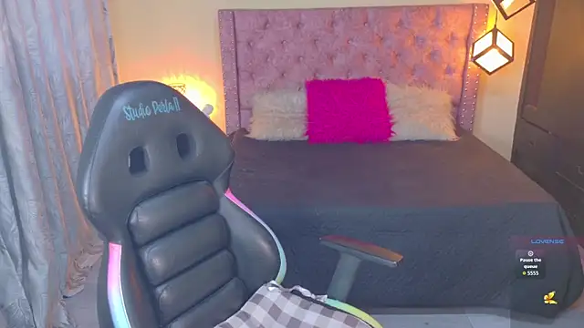 Snapshot of Scarllett_BDSM chatting on 11.16.25 Scarllett BDSM online show from 11.16.25