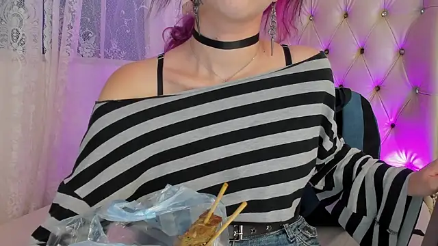 AlexaFoxy18 online show from 09.25.25