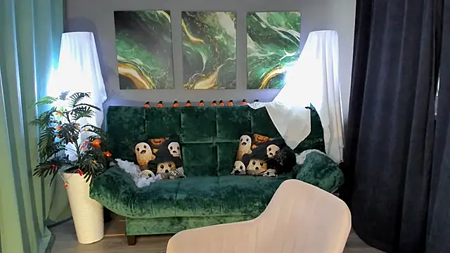 Snapshot of MichelleOrtis chatting on 10.27.25 MichelleOrtis online show from 10.27.25