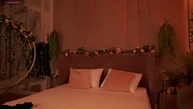 Smiley Mia online show from 09.14.25