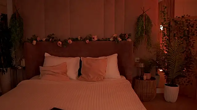 Smiley Mia online show from 09.18.25