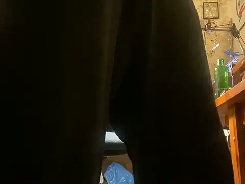 Snapshot of otikatseikaip3r chatting on 10.14.25 otikatseikaip3r online show from 10.14.25