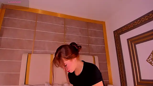 Snapshot of AbigailCarter chatting on 10.28.25 AbigailCarter online show from 10.28.25