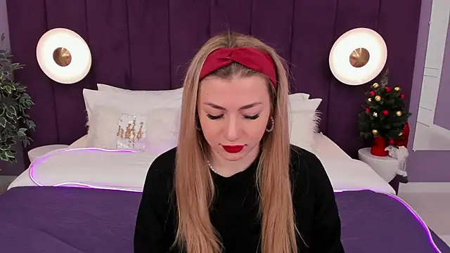 Snapshot of HelenaMorgan chatting on 12.13.24 HelenaMorgan online show from 12.13.24