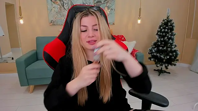 Snapshot of HelenaMorgan chatting on 12.18.24 HelenaMorgan online show from 12.18.24