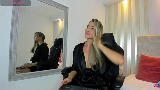 Tayra Pradit online show from 12.18.24