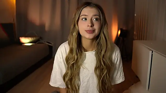 Snapshot of elisa_moon chatting on 12.04.24 elisa moon online show from 12.04.24