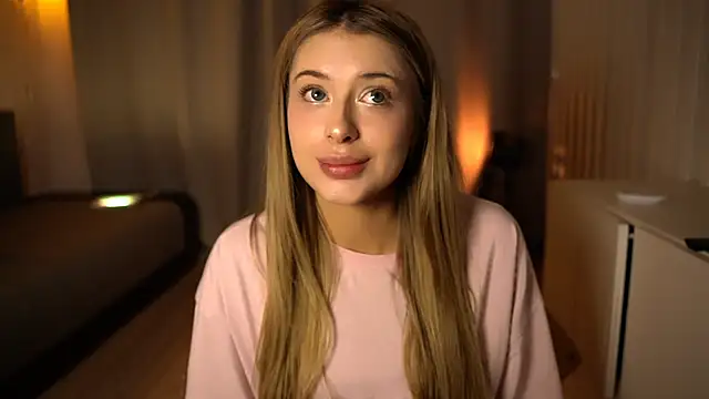 Snapshot of elisa_moon chatting on 12.08.24 elisa moon online show from 12.08.24