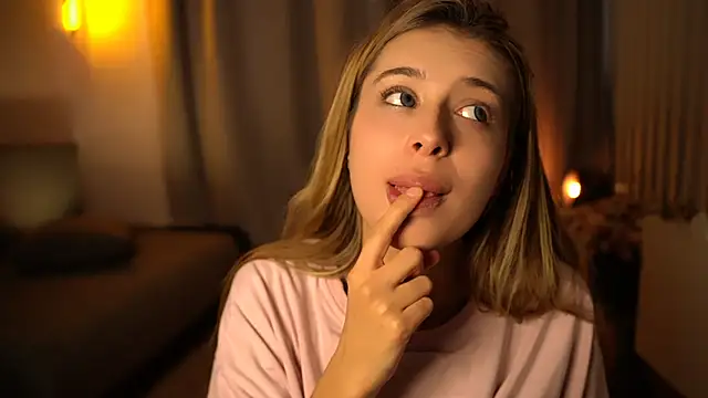 Snapshot of elisa_moon chatting on 12.12.24 elisa moon online show from 12.12.24