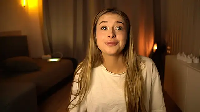 Snapshot of elisa_moon chatting on 12.13.24 elisa moon online show from 12.13.24