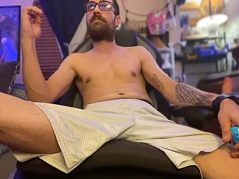 Snapshot of slutty_guy12 chatting on 01.28.25 slutty guy12 online show from 01.28.25