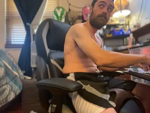 Snapshot of slutty_guy12 chatting on 01.28.25 slutty guy12 online show from 01.28.25