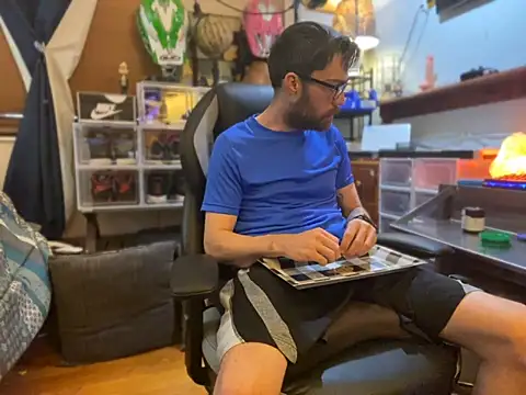 Snapshot of slutty_guy12 chatting on 01.28.25 slutty guy12 online show from 01.28.25