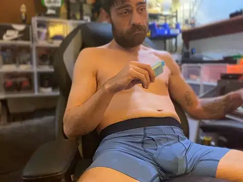 Snapshot of slutty_guy12 chatting on 01.29.25 slutty guy12 online show from 01.29.25