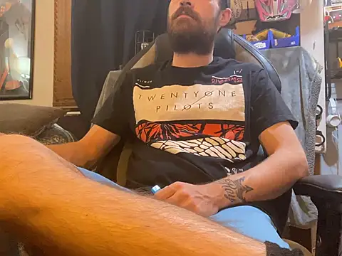 Snapshot of slutty_guy12 chatting on 02.04.25 slutty guy12 online show from 02.04.25