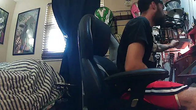 Snapshot of slutty_guy12 chatting on 02.13.25 slutty guy12 online show from 02.13.25