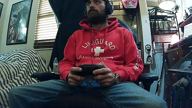 Snapshot of slutty_guy12 chatting on 02.14.25 slutty guy12 online show from 02.14.25