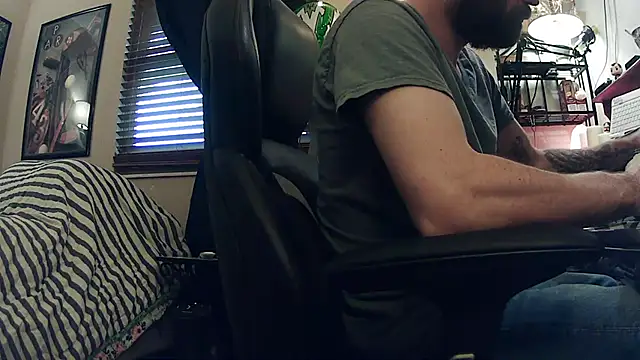 Snapshot of slutty_guy12 chatting on 02.15.25 slutty guy12 online show from 02.15.25