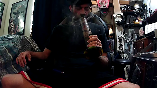 Snapshot of slutty_guy12 chatting on 02.20.25 slutty guy12 online show from 02.20.25