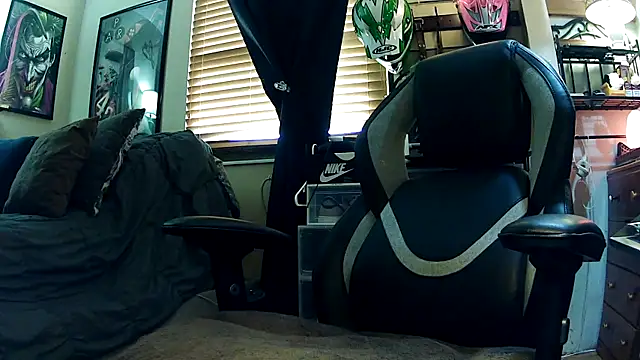 Snapshot of slutty_guy12 chatting on 03.01.25 slutty guy12 online show from 03.01.25