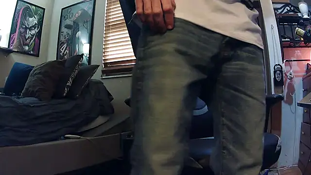 Snapshot of slutty_guy12 chatting on 03.06.25 slutty guy12 online show from 03.06.25