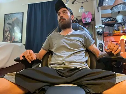 Snapshot of slutty_guy12 chatting on 03.19.25 slutty guy12 online show from 03.19.25