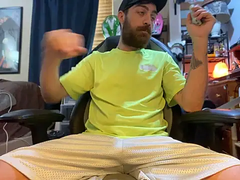 Snapshot of slutty_guy12 chatting on 03.20.25 slutty guy12 online show from 03.20.25