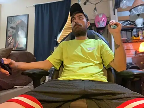 Snapshot of slutty_guy12 chatting on 03.21.25 slutty guy12 online show from 03.21.25