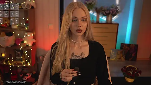 Snapshot of ManiFreyja chatting on 04.25.26 ManiFreyja online show from 04.25.26