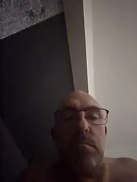 Snapshot of Crosss-23cm chatting on 11.12.25 Crosss-23cm online show from 11.12.25