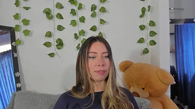 Snapshot of JanneKim chatting on 10.30.25 JanneKim online show from 10.30.25