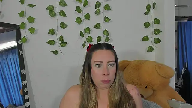 Snapshot of JanneKim chatting on 10.31.25 JanneKim online show from 10.31.25