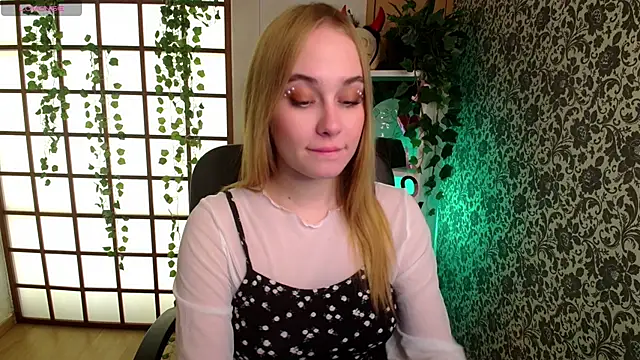 Snapshot of LianaBright chatting on 12.11.24 LianaBright online show from 12.11.24