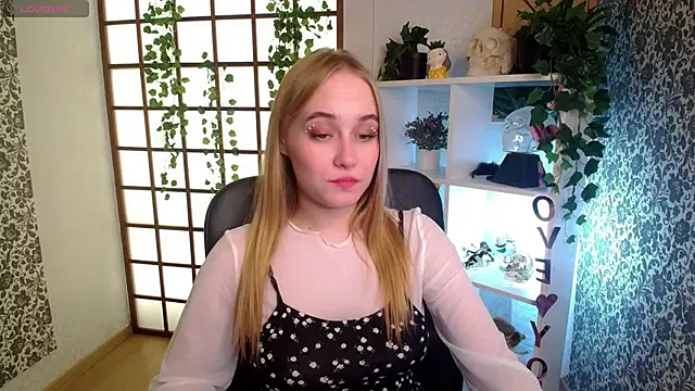 Snapshot of LianaBright chatting on 12.11.24 LianaBright online show from 12.11.24