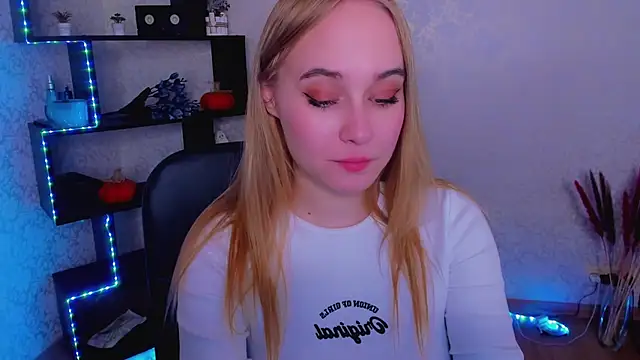 Snapshot of LianaBright chatting on 12.14.24 LianaBright online show from 12.14.24