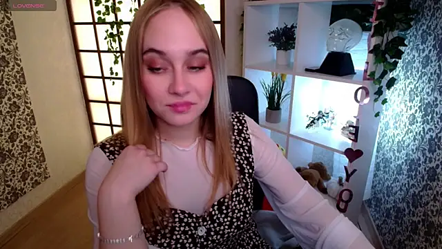 Snapshot of LianaBright chatting on 12.17.24 LianaBright online show from 12.17.24